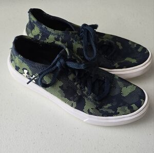 Kids Under Armour Canvas Camo shoes size 2Y